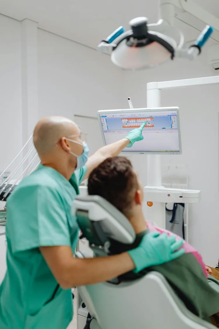Zahnarzt im Patientengespräch — Beratung zur Zahnzusatzversicherung